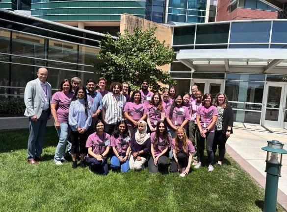 Kiana Hajiarbabi in a group photo with other atendees of the conference, they all wear matching conference tshirts.