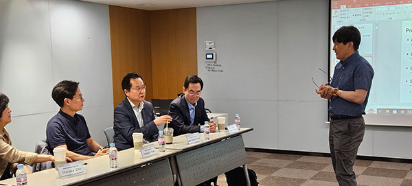Jun Ho Lee presents research and engages in discussion with faculty and practitioners during a seminar session.