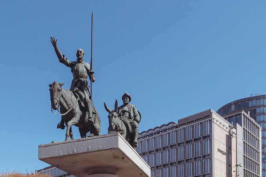 Statue depicting Don Quixote and Sancho Panza in Brussels.