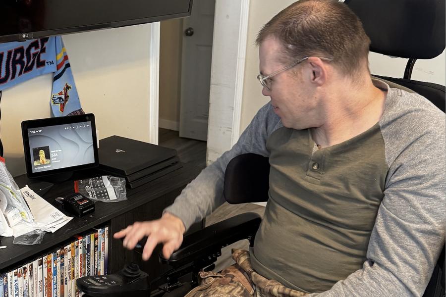 A man in a wheelchair uses a Echo Show 10.