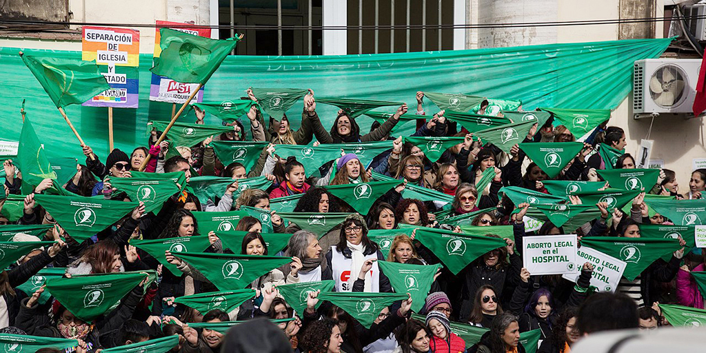 Demonstrators for the right to safe, legal and free abortion hold the green scarf that was the symbol of their movement in 2018 outside Hospital Iturraspe in Santa Fe, Argentina. Credit: Lara Va