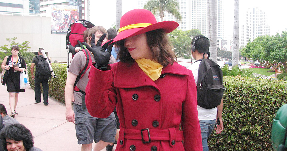 A Carmen Sandiego cosplayer at the 2012 San Diego Comic Con. Credit: William Tung via Wikimedia Commons.
