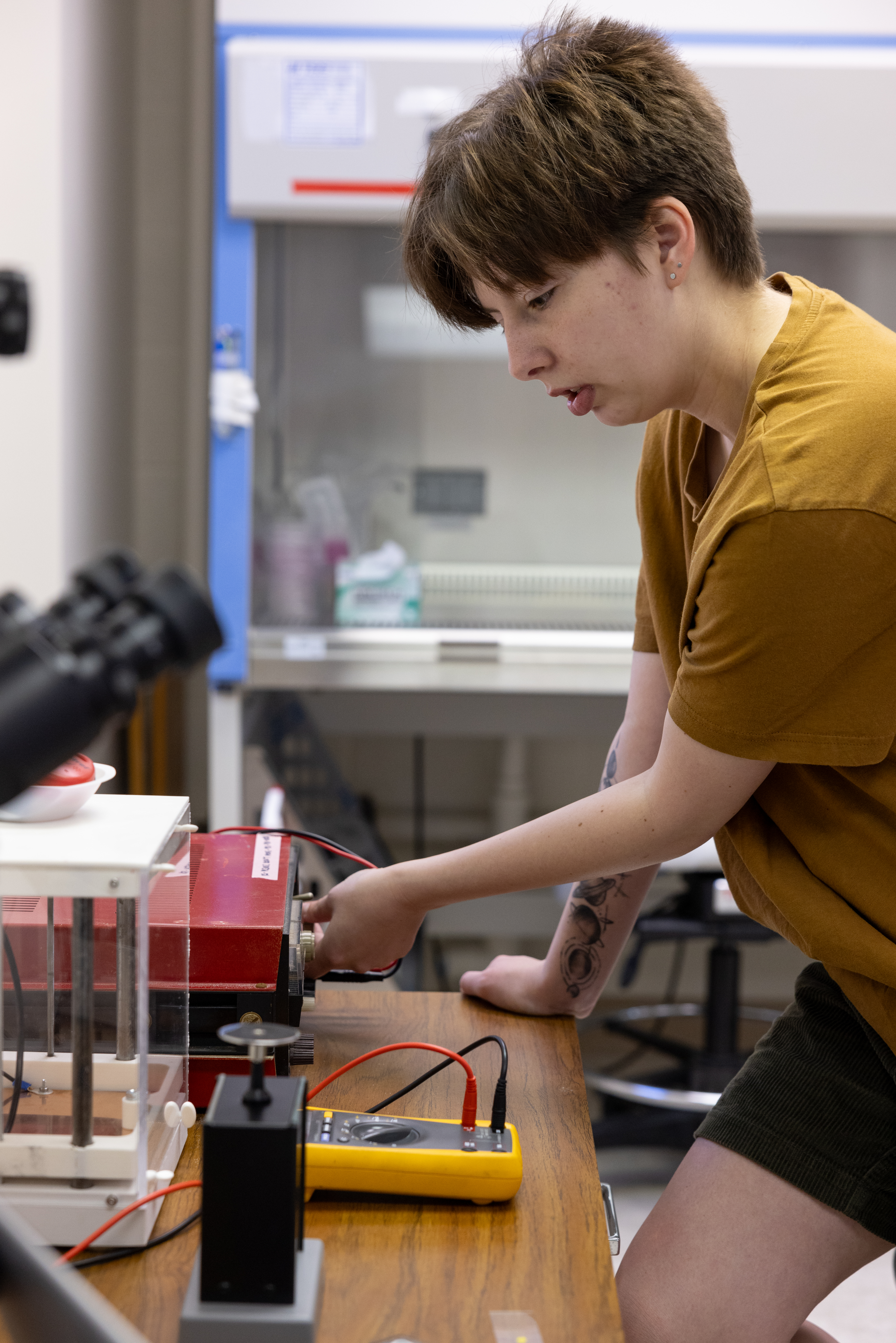 Kit working at lab station