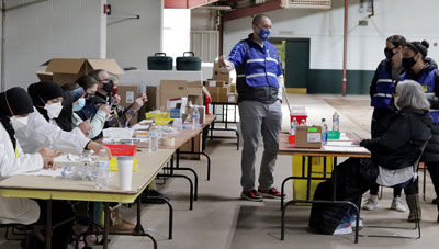 Joe Heidrick speaks to participants at COVID vaccine clinic