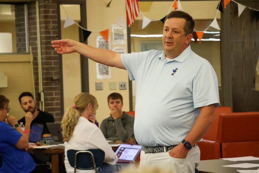 Bart Swartz, Director of the Center for Reimagining Education, leads an artificial intelligence workshop for Kansas educators.