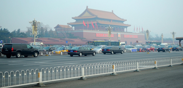Secretary of State John Kerry's motorcade passes the gates of China's forbidden city. Image courtesy U.S. government.