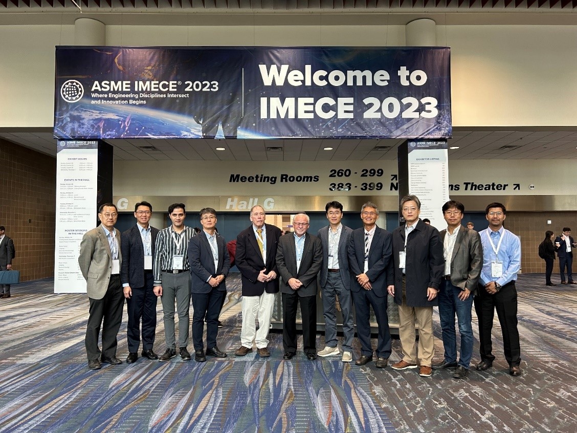 "Sunggook Park (Far left), Mike Murphy (Center) and Steve Soper (next to Mike) with many of his students at the ASCM meeting in New Orleans November, 2023"