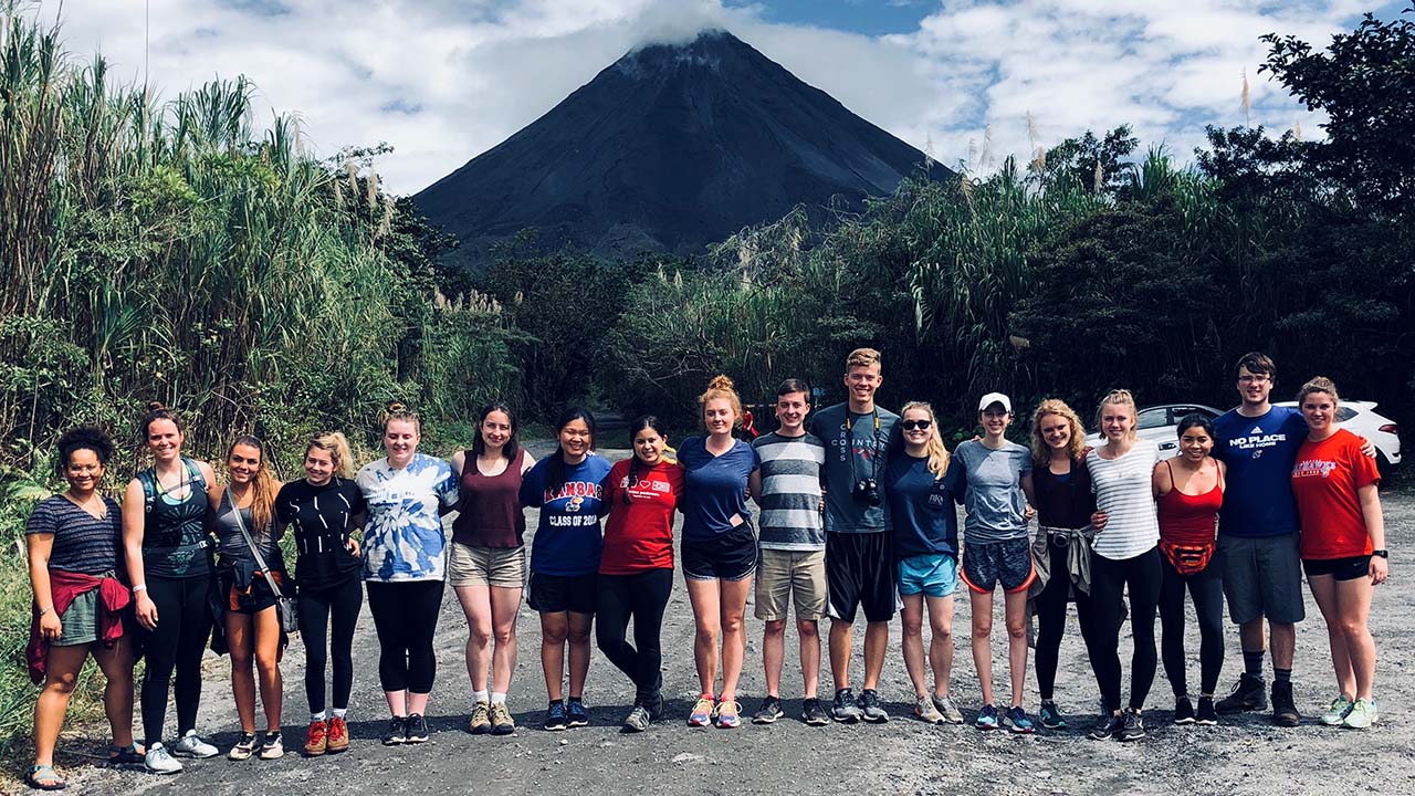 Students traveling in Costa Rica during a study abroad program with Klayder.