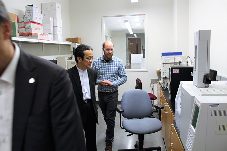 Prof. Jon Tunge tours Dr. Ueda through his lab's Shimadzu instrumentation