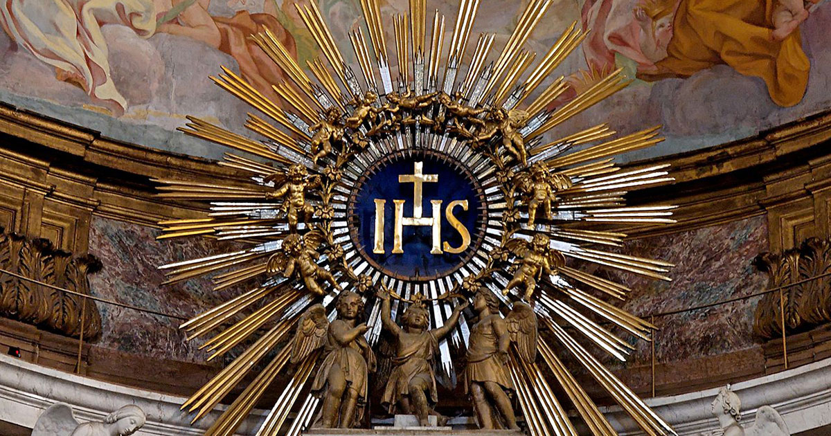 The Society of Jesus monogram above the altar in the Chiesa del Gesù (Church of Jesus) in Rome. Credit: Jastrow / Wikimedia Commons