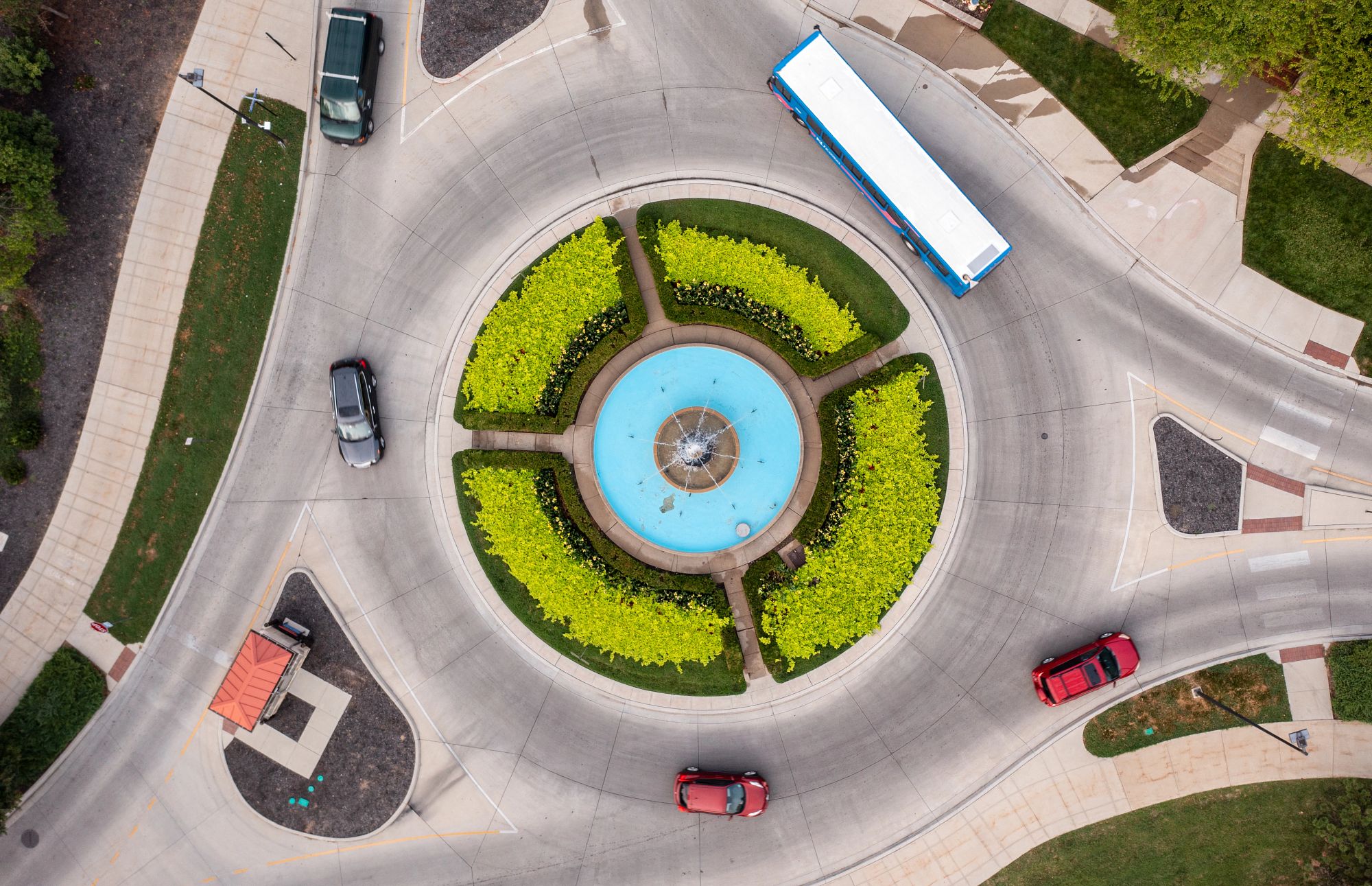 Cars, vans, and buses circling the Chi-O fountain and roundabout.