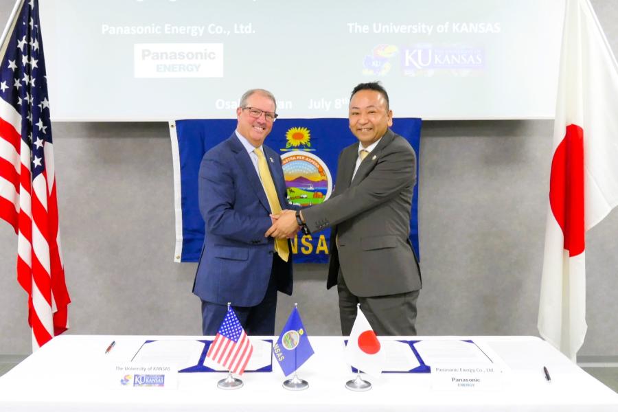 Douglas A. Girod, Chancellor of the University of Kansas (left), and Akira Nagasaki, Deputy Head of Mobility Business Division, Panasonic Energy (right)